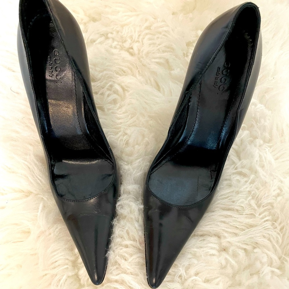 Gucci black leather pumps